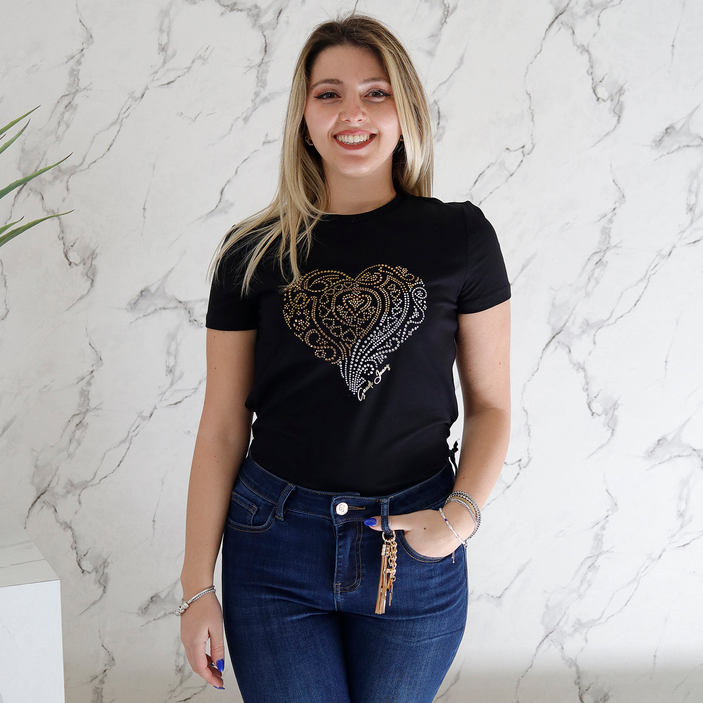 T-shirt GAUDì nera con cuore oro