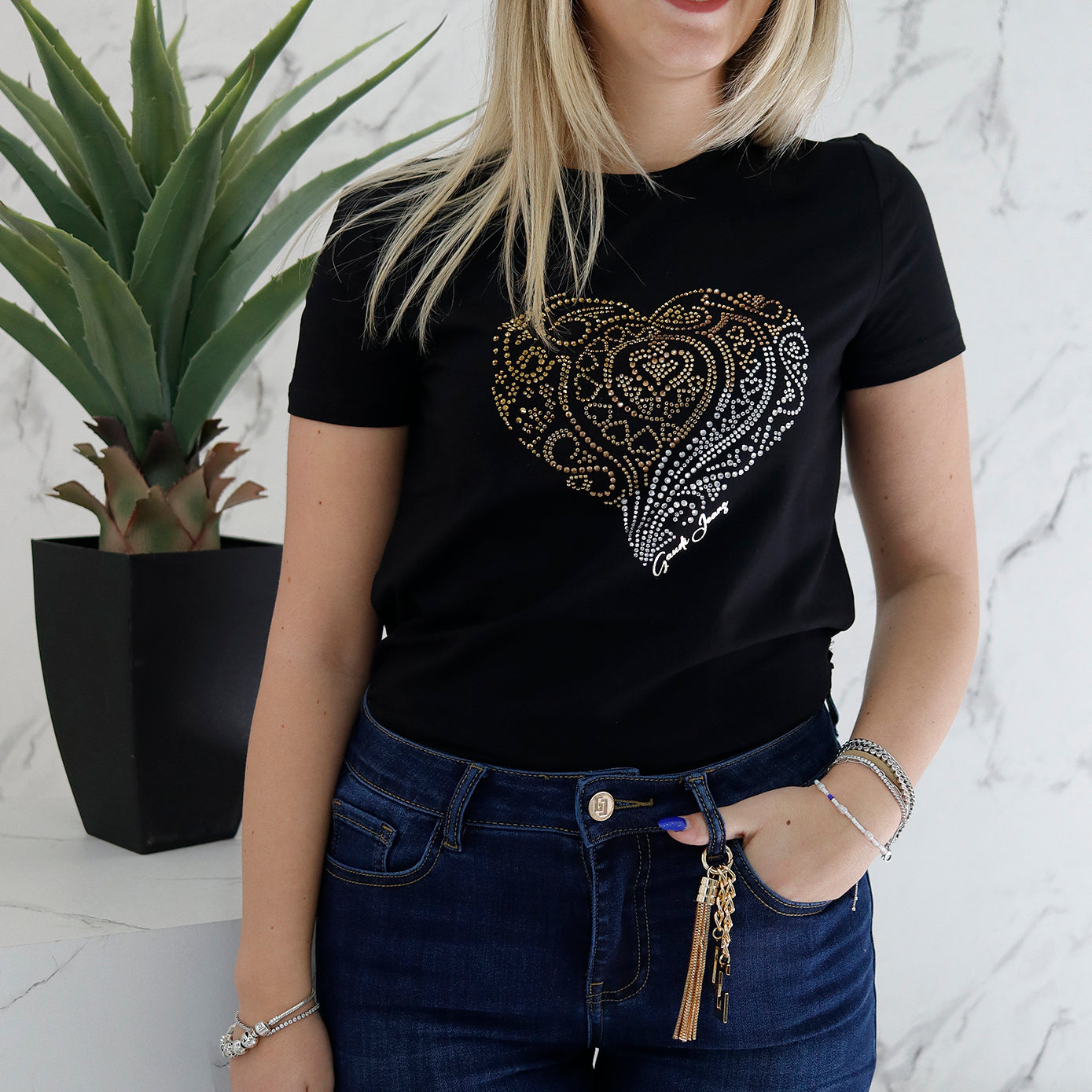 T-shirt GAUDì nera con cuore oro